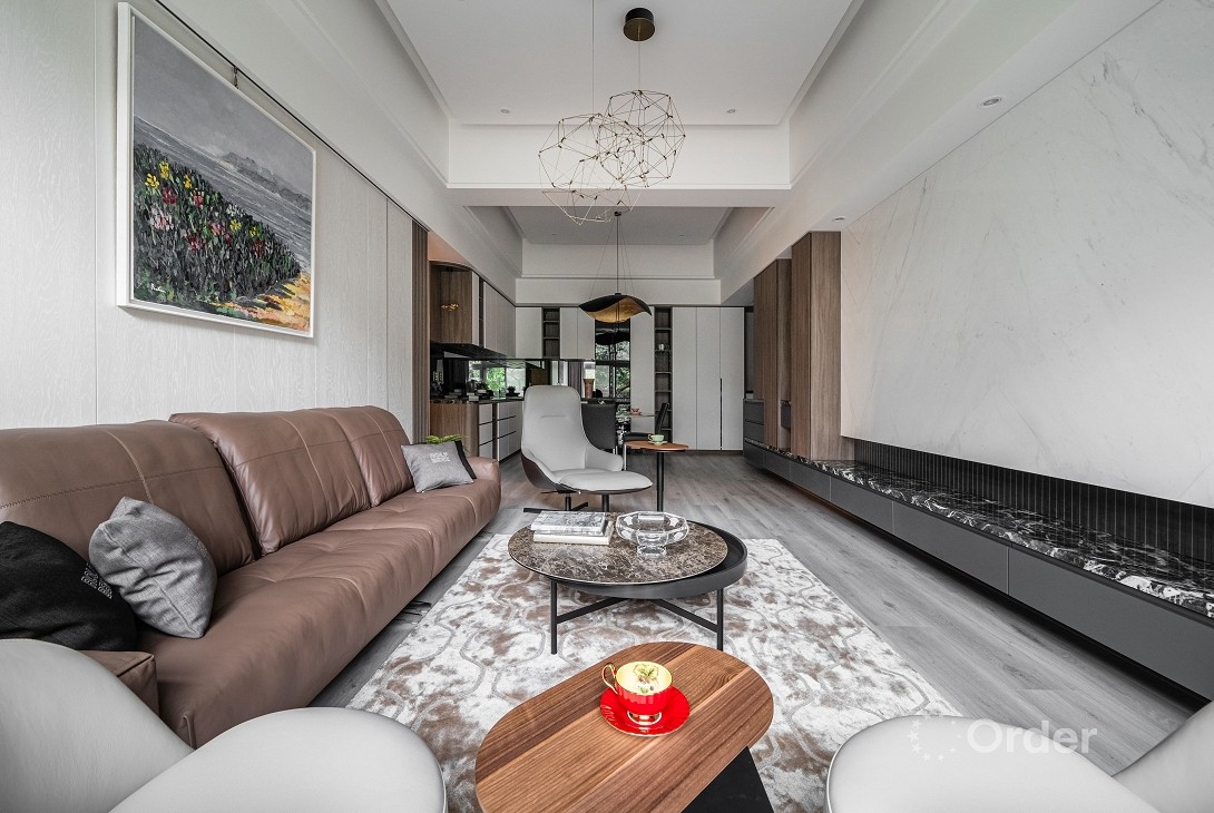 以「現代簡約 × 輕奢質感」為核心，透過低彩度色系與高質感材質的搭配，營造沉穩且具有品味的生活空間。